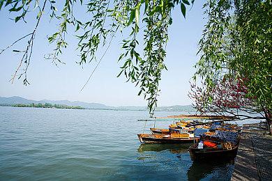 《地平线：西之绝境》女主海报发布 目光炯炯有神